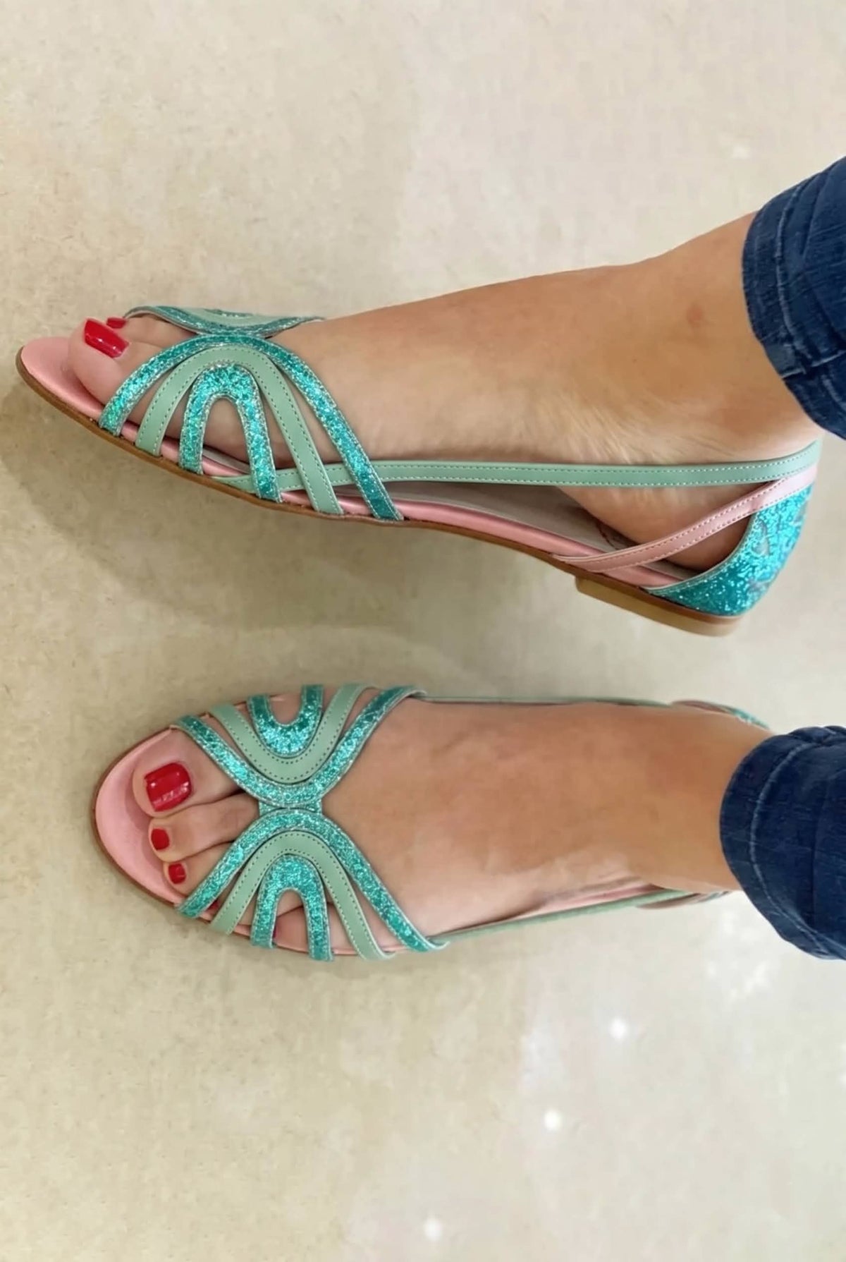Sandalias doradas con textura de Valentina Montier, vista principal