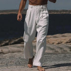 Alonso, Pantalón de lino con pinzas, color blanco, vista de cuerpo entero en exterior