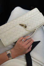 Edurne | Bolso de mano con detalle de lazo dorado