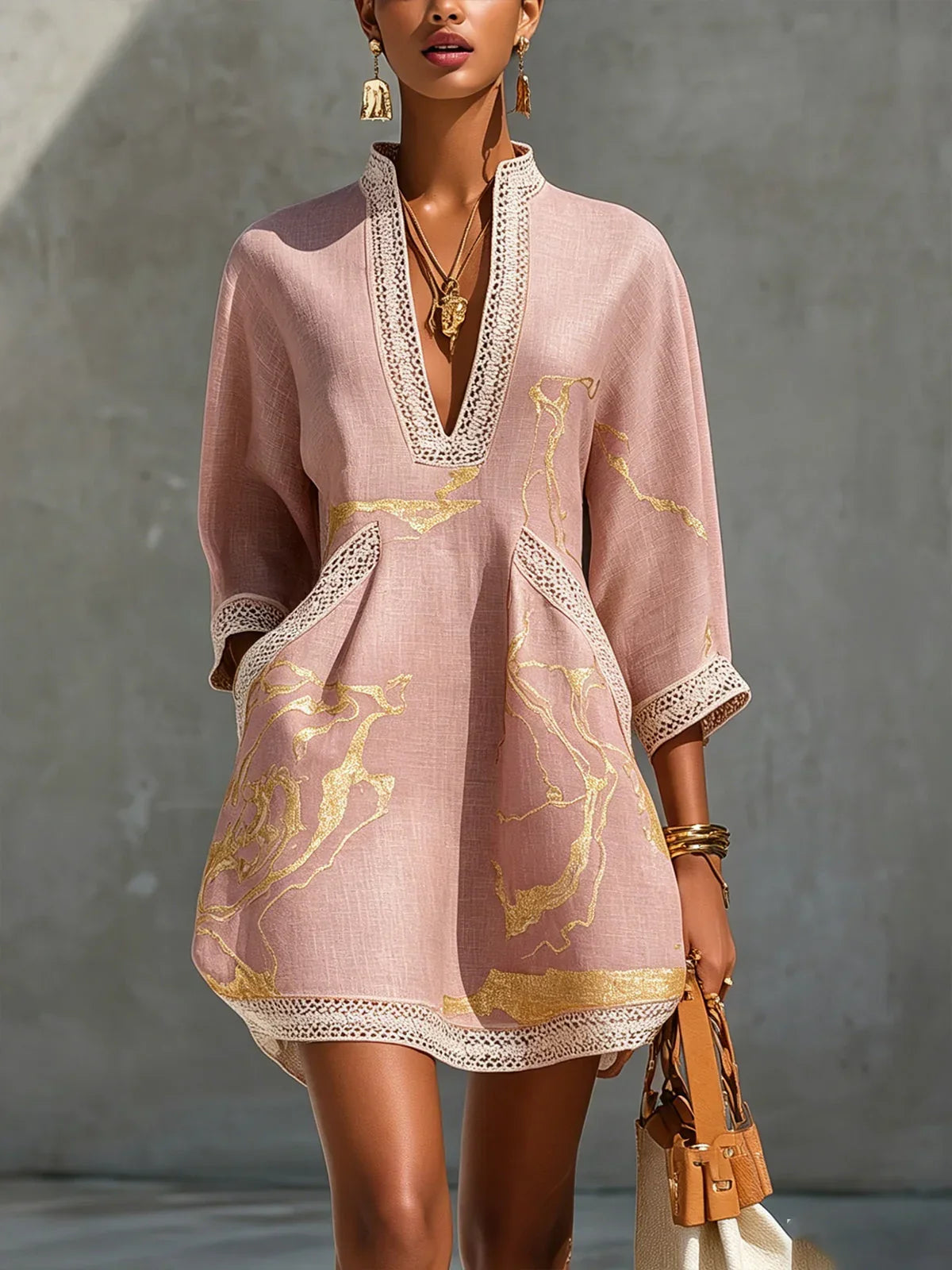 Vestido mini con estampado dorado y ribetes de crochet Leonor en color rosa, vista 4