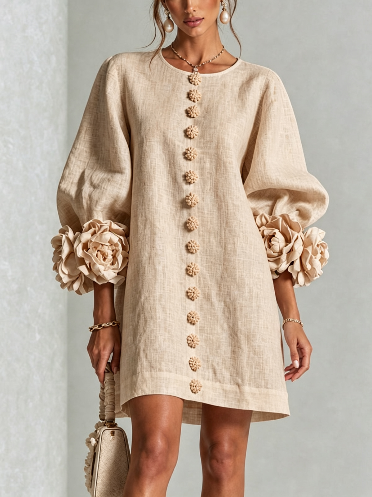 Vestido mini con botones y puños florales Florencia en color beige, vista 6