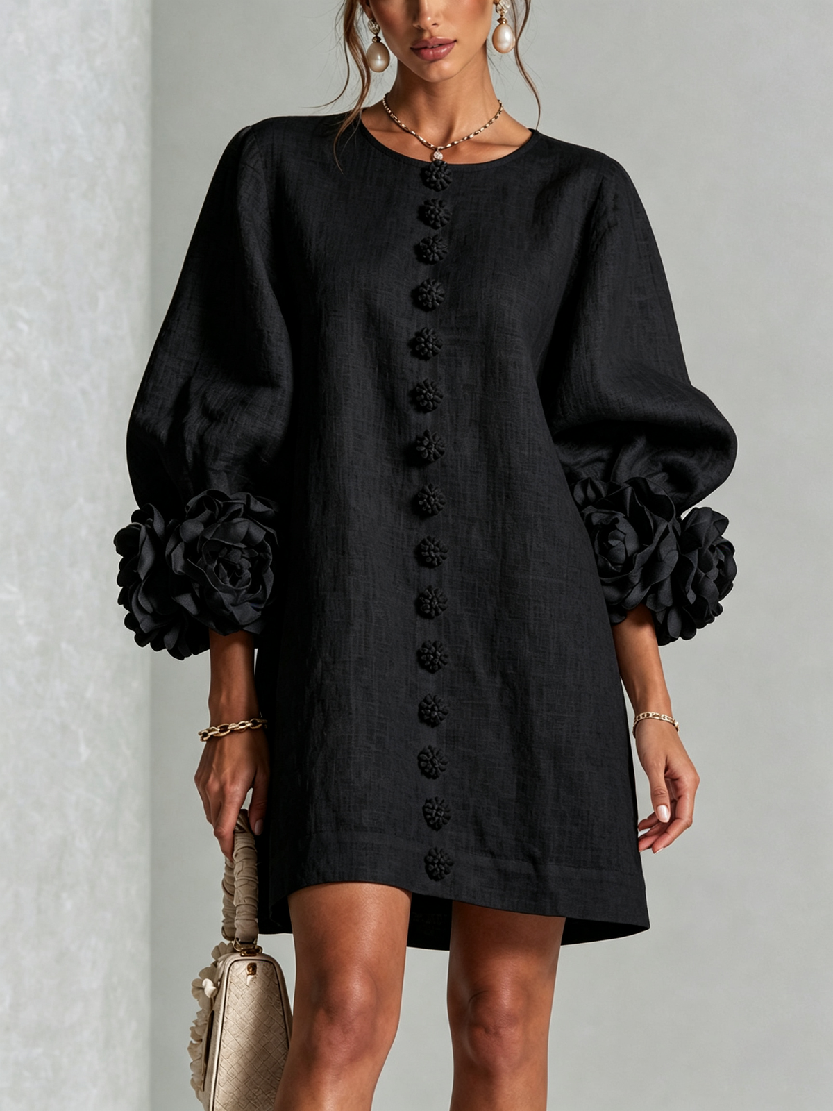 Vestido mini con botones y puños florales Florencia en color negro, vista 4