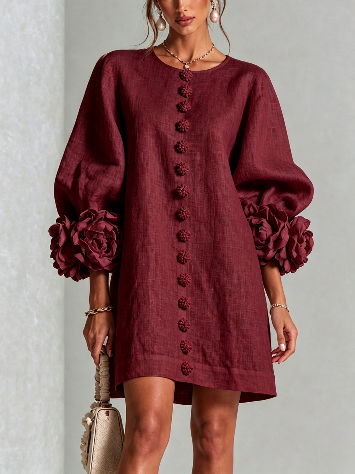 Vestido mini con botones y puños florales Florencia en color burdeos, vista 9