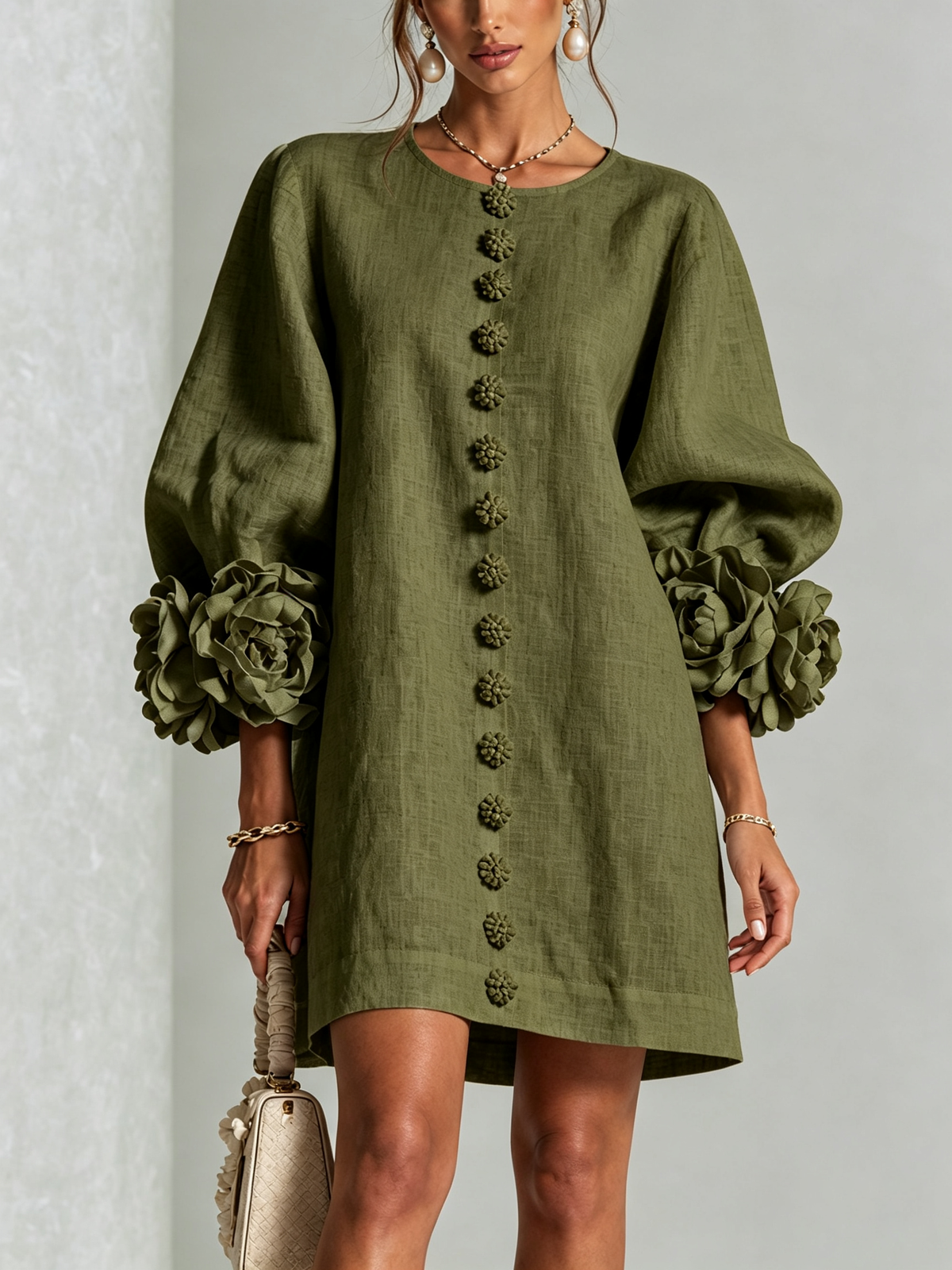 Vestido mini con botones y puños florales Florencia en color verde oliva, vista 2