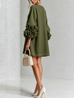 Vestido mini con botones y puños florales Florencia en color verde oliva, vista 16