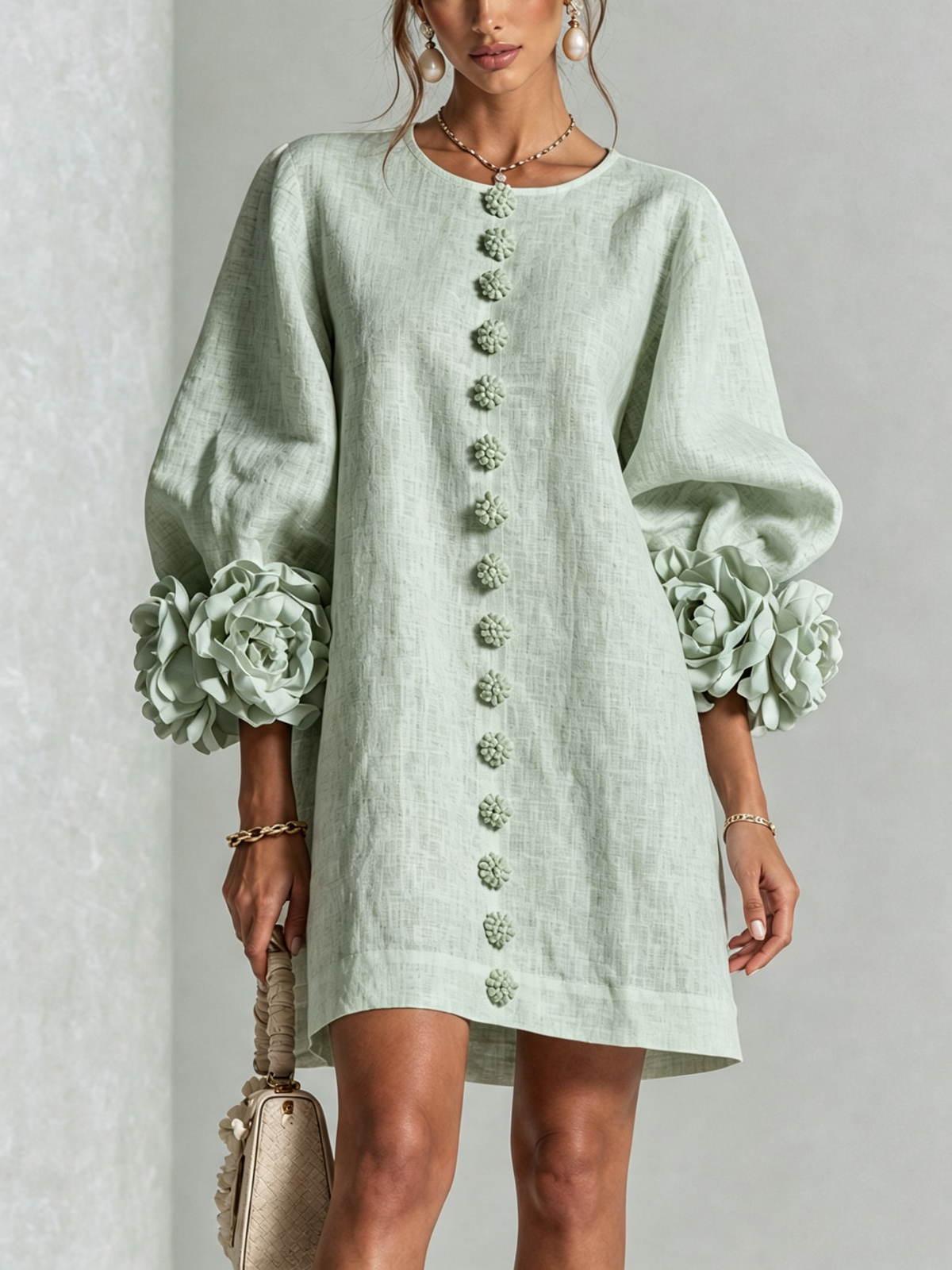 Vestido mini con botones y puños florales Florencia en color verde salvia, vista 8