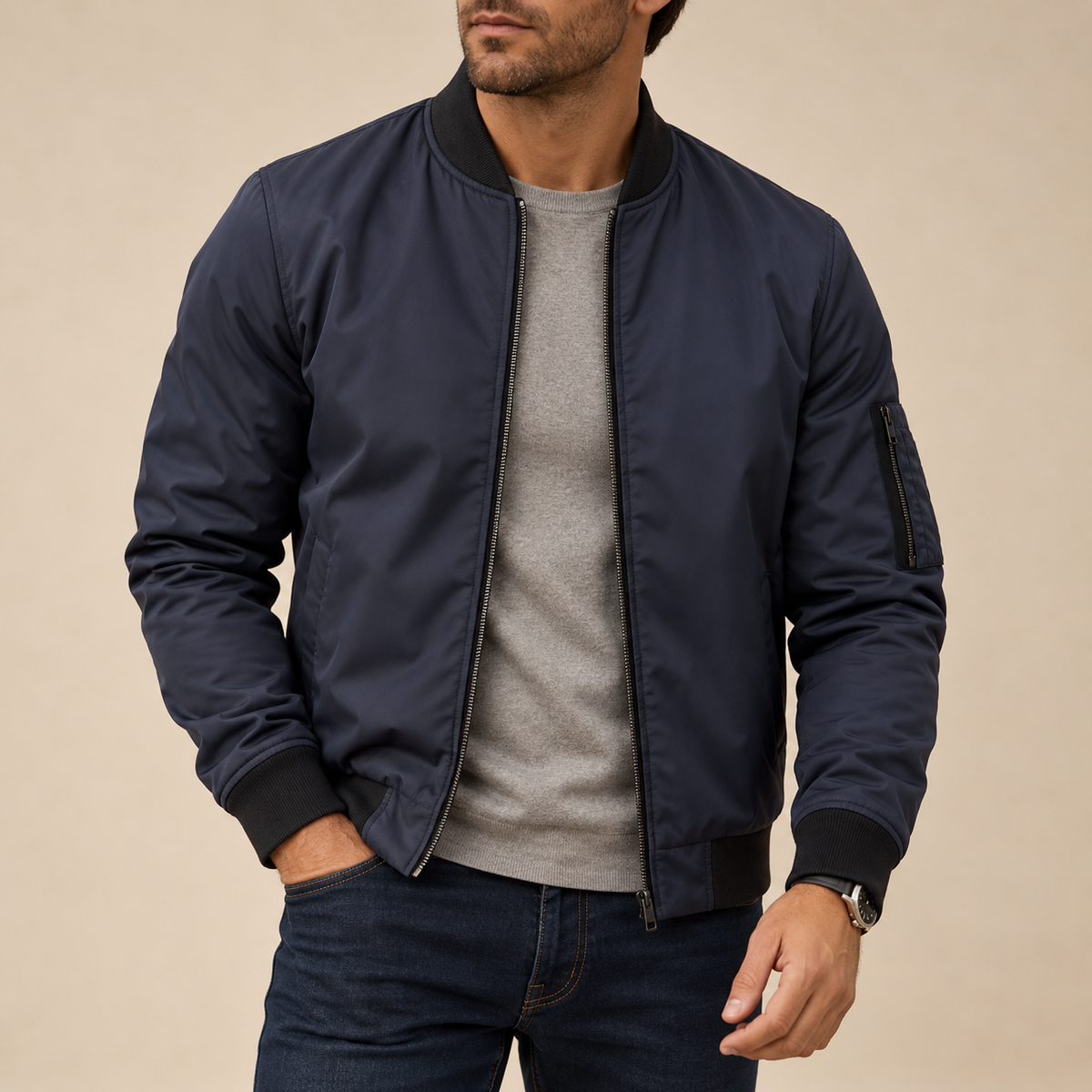 Cazadora bomber clásica con bolsillo de manga Emilio, detalle del diseño