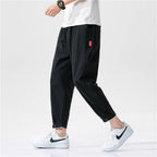 Darío, Pantalón de algodón con bajo ajustable, color negro, vista lateral en movimiento