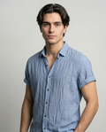 Loren | Camisa de manga corta con textura natural en Azul claro